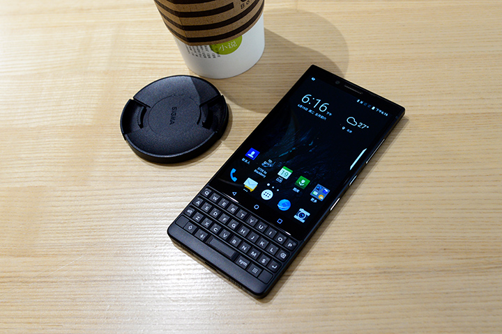 “没落皇族”的逆袭，全键盘BlackBerryKEY2