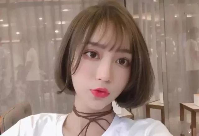 小脸发型女2020流行中短烫发发型,小脸发型女2020流行发型超短发