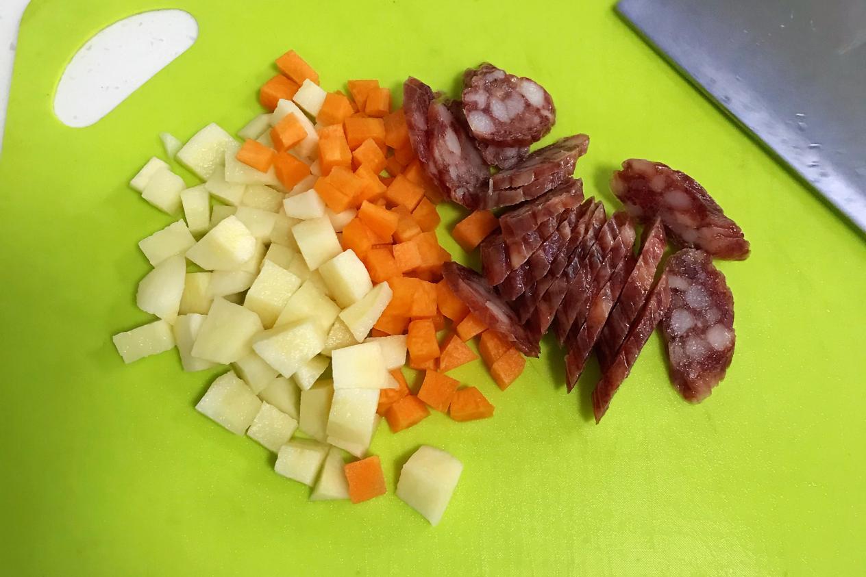 土豆豆角腊肉腊肠饭,懒人版土豆腊肠焖饭连吃2碗