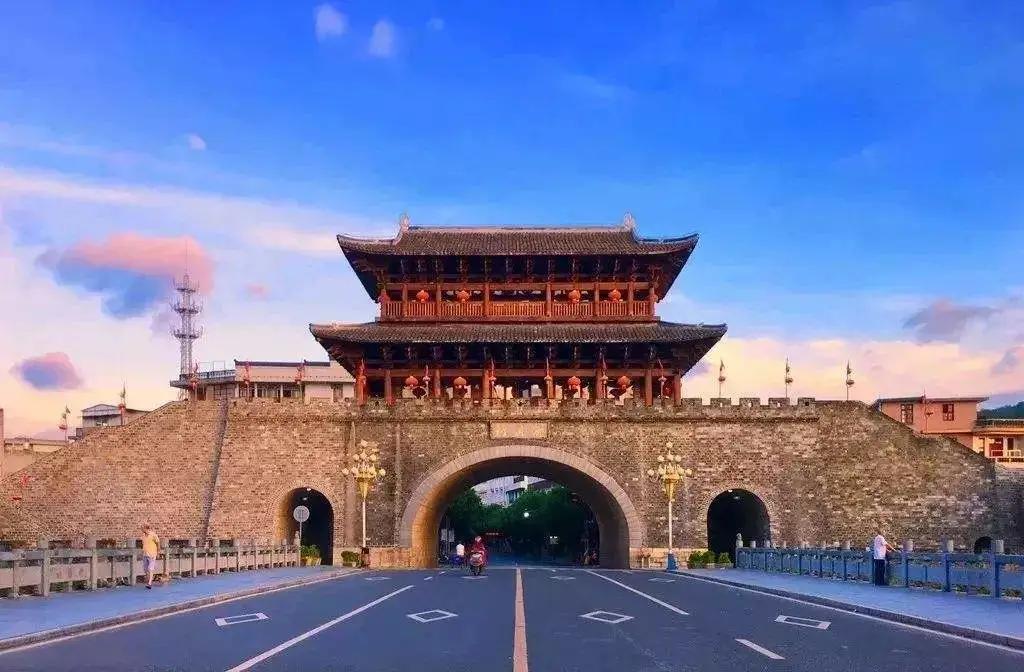我喜欢去古镇，喜欢它那安详而宁静的气息