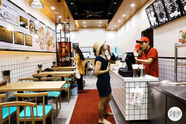 一口勾魂！这家网红烤饼店凭借独特的口感征服了无数的游客