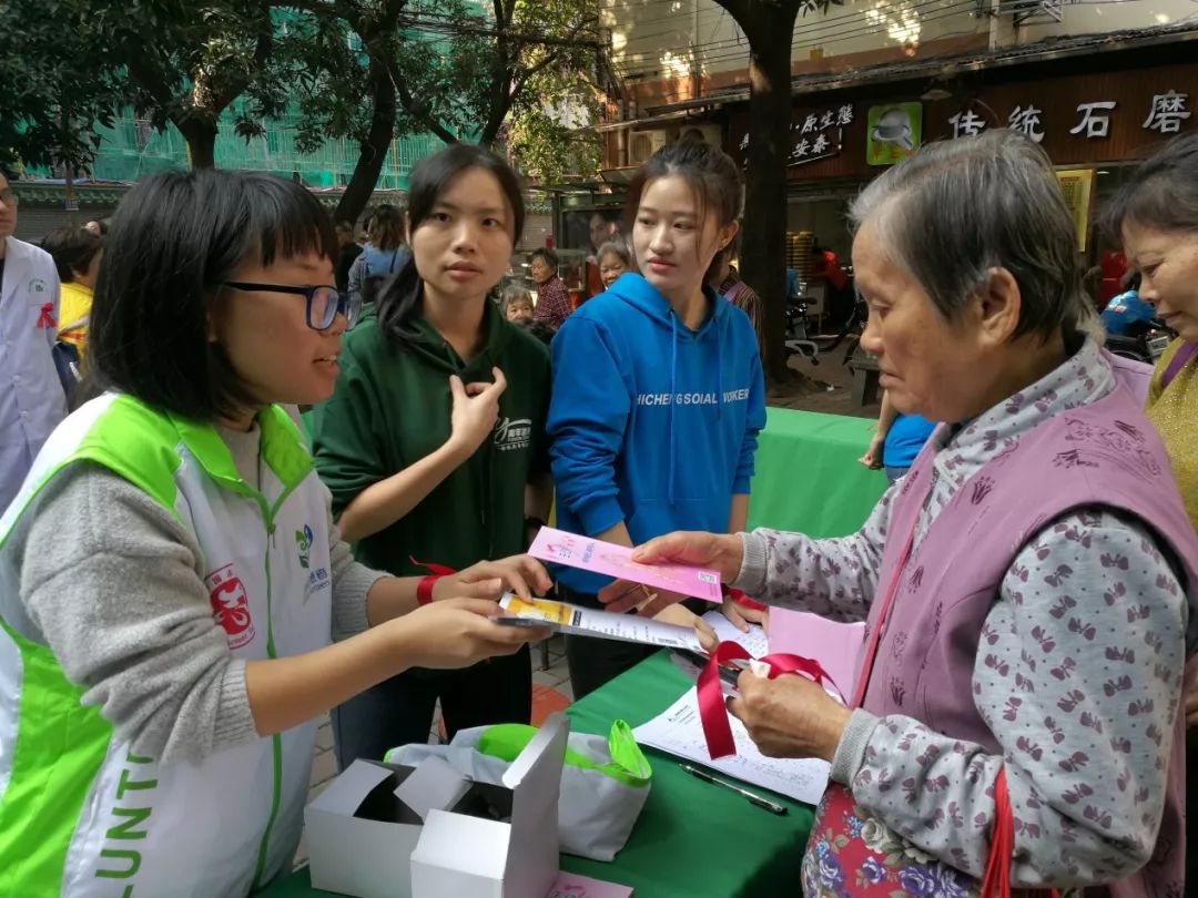 海珠｜握手、拥抱、礼节性接吻不会感染艾滋病，但是这些行为会！