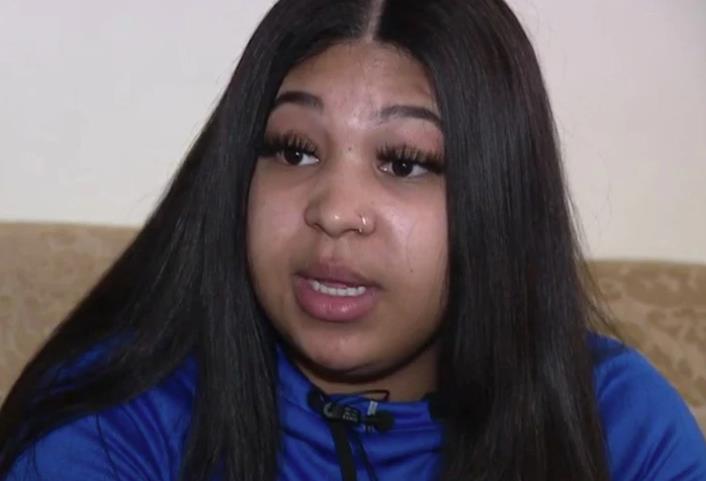 美女子飞机上睡着，醒来时发现邻座男子正在侵犯自己