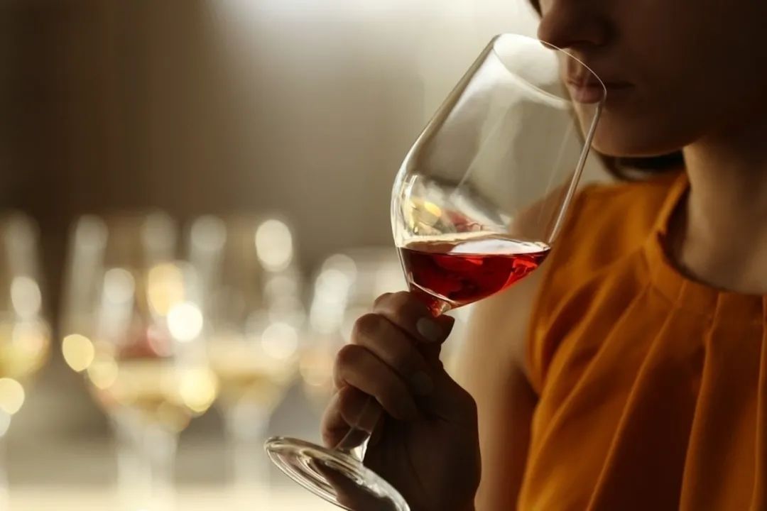 葡萄酒需要醒酒多长时间才更好喝,葡萄酒怎么区分需不需要醒酒