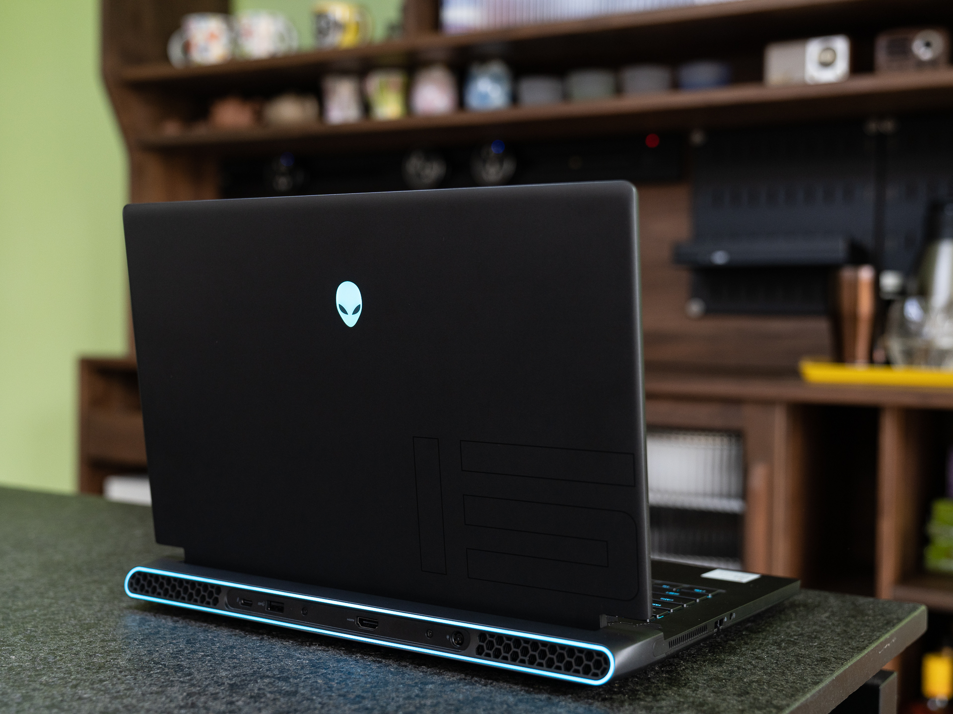 玩家的终极梦想英雄联盟,alienwarem15r6游戏本外观