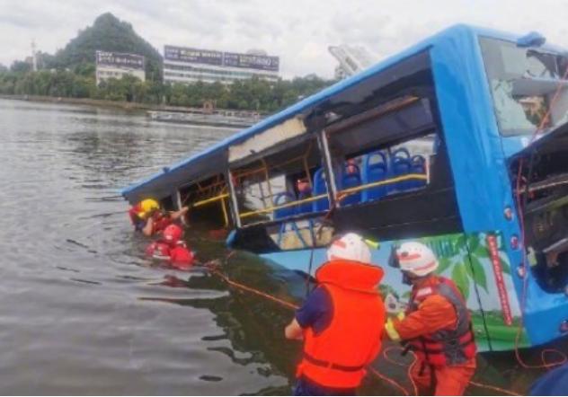 汽车被洪水冲走保险怎么办,车子被水淹没怎么自救