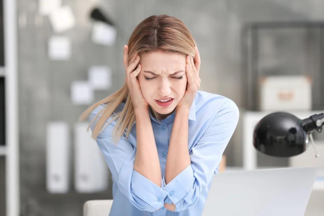孩子总是眨眼抽动症怎么干预,孩子眨眼睛皱鼻子就是抽动症吗