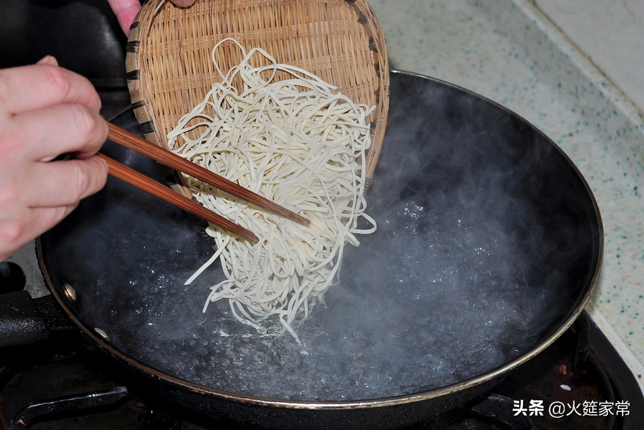 火哥川菜视频香辣型辣椒油,四川小吃宜宾燃面一根面