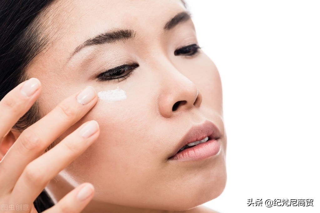 眼部涂了眼霜还用再涂乳液吗,眼霜该怎么涂视频