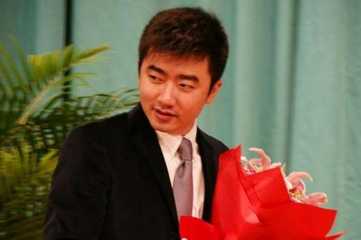 从央视名嘴到阶下囚，芮成钢“被意外死亡”，一手好牌打的稀烂