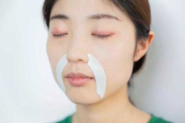 硬刚女皇龙妈也扛不住法令纹，2条沟壑让人心疼，贴一贴就消了