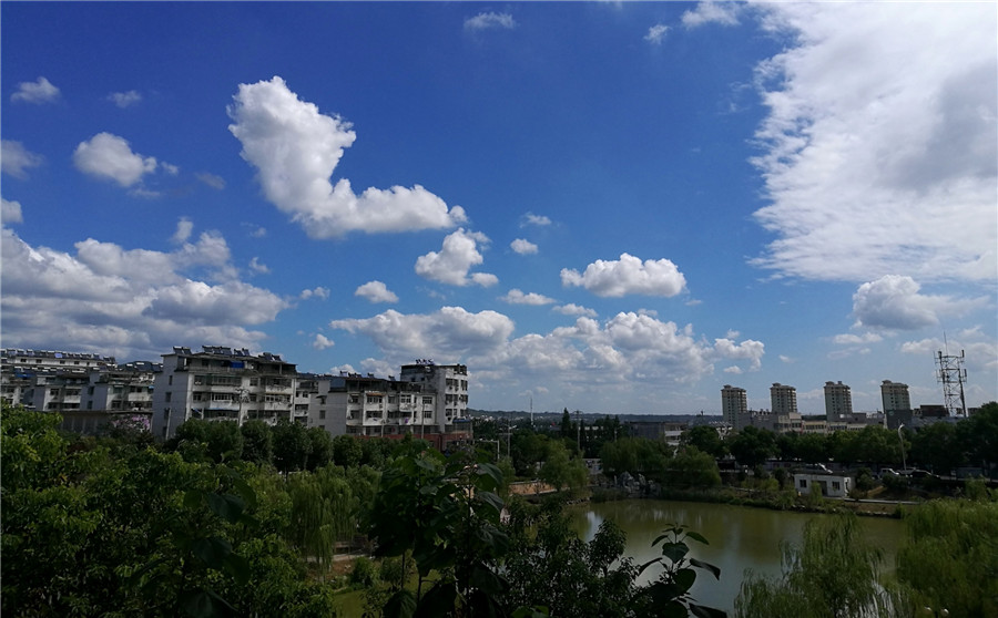 大别山脚下，长河岸边，40年崛起一座新城