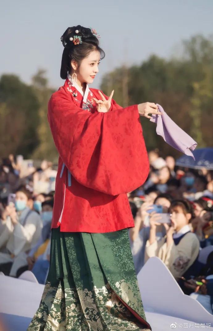 00后女孩演绎四大名著美女，凭一个造型火出圈，200万网友点赞