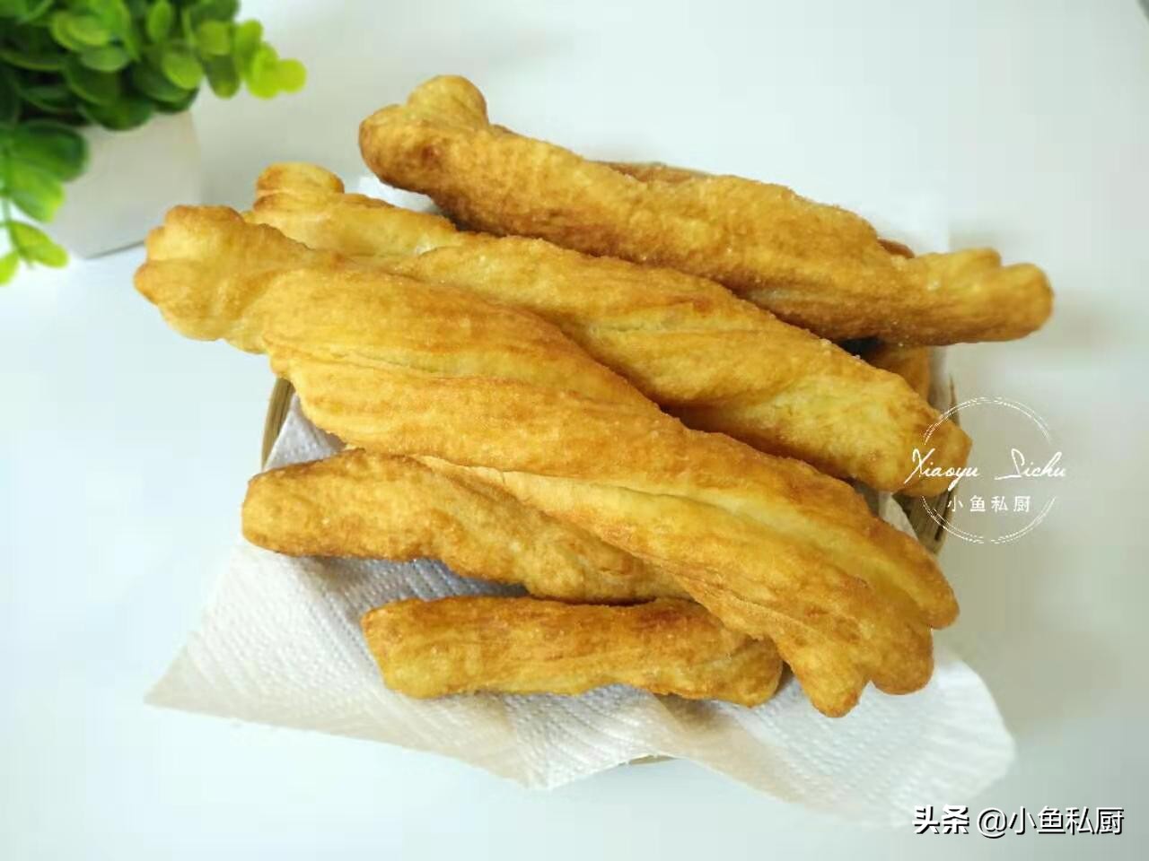 1碗面2个鸡蛋轻松做美味小油条,1碗面粉2个鸡蛋教你在家做油条