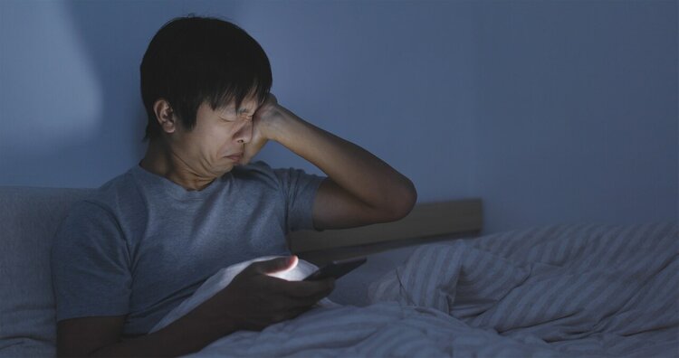 晚上关灯玩手机，久了会怎样？不瞒你说：出现6种变化，及时停止