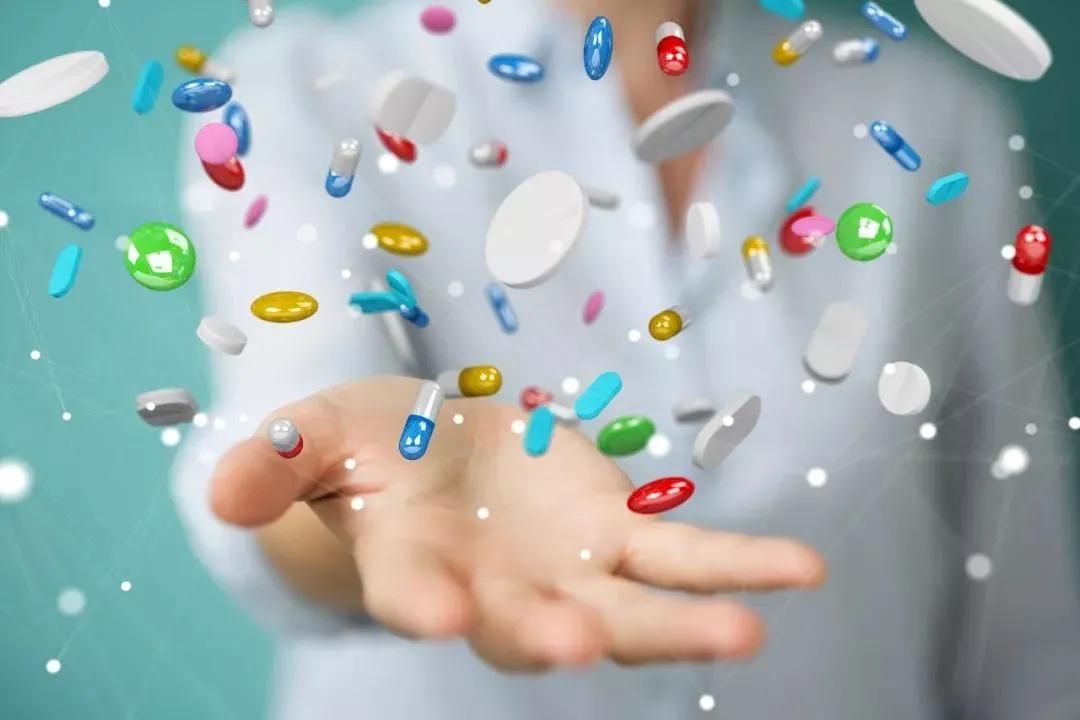 口唇疱疹好了上嘴唇又起泡结黄痂,嘴角疱疹和上火长泡的区别