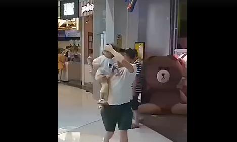 当爸爸带娃路过玩具店时,家长带娃路过玩具店