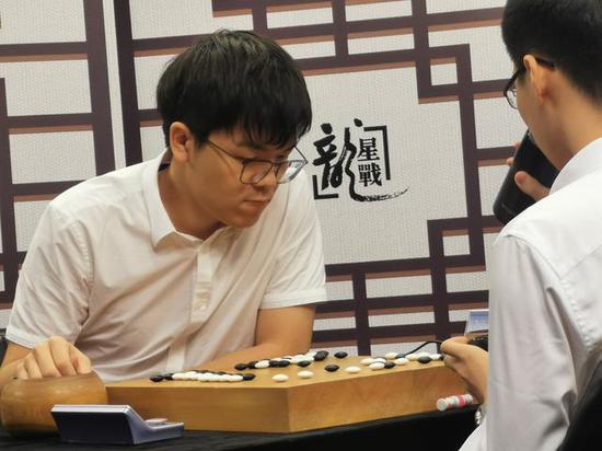 龙星战柯洁上演“手筋秀”三妙手堪比丈和,多谱