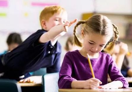 孩子在学校被欺负家长应当怎样做,孩子在学校被欺负家长正确的做法