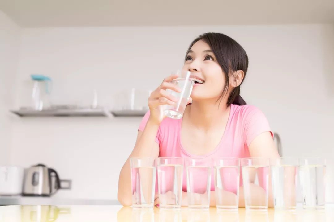 早起咽干口臭舌燥怎么回事,口干咽干有黄痰是怎么回事
