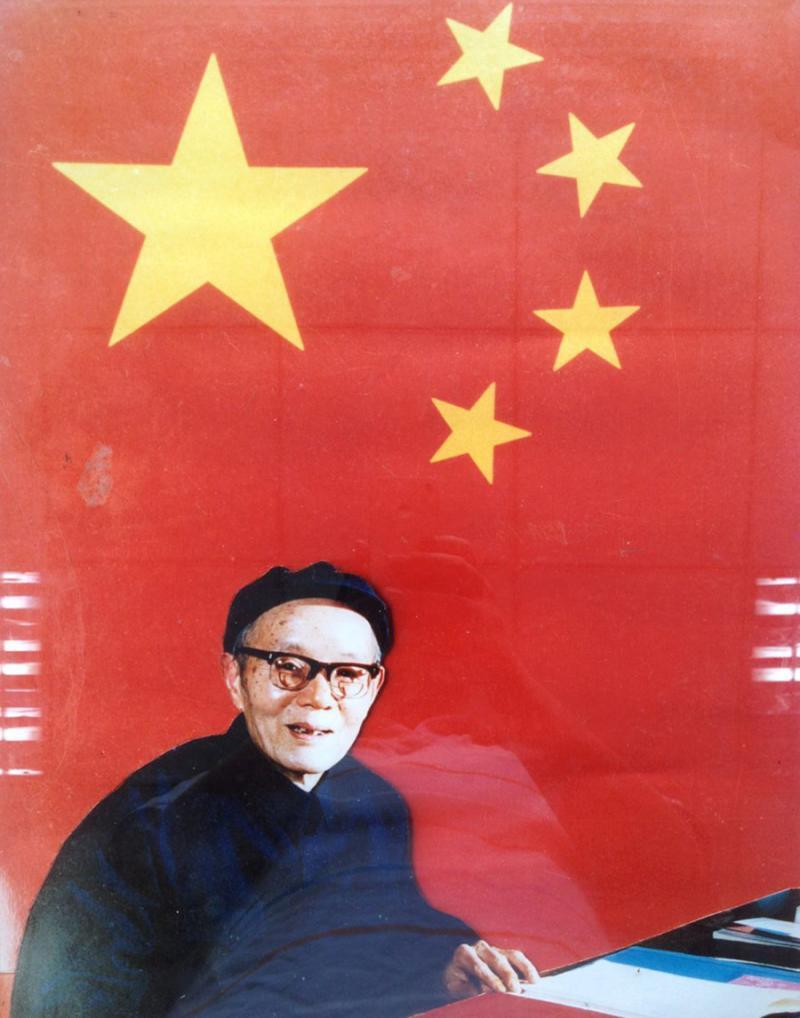 1949年，他设计的五星红旗当选为*旗国**，毛主席盛赞：就是要大团结
