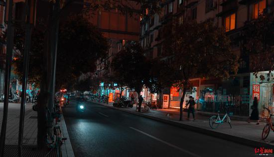 万年场这条街竟长达10年无路灯开发商破产谁来点亮回家路