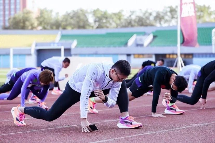 科技颜值跑鞋100到200元,䨻科技李宁跑鞋推荐