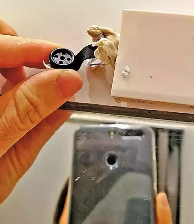 被邻居女婿*拍偷**自己与妈妈洗澡，还遭威胁！广州女子愤而报警，最后却体谅了