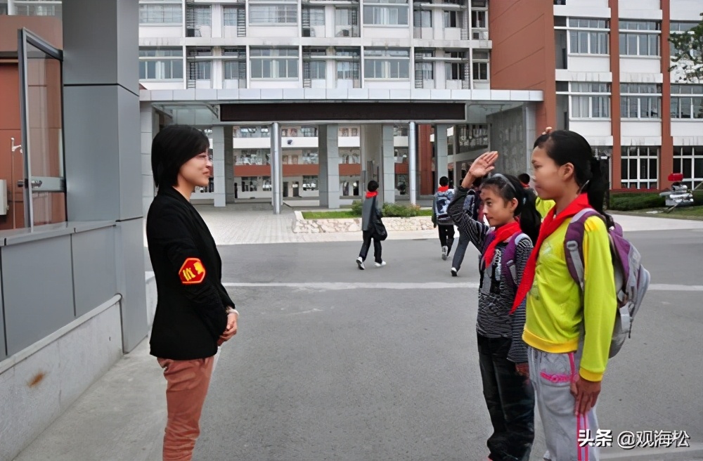 学生向老师鞠躬礼仪,小学生给老师鞠躬的正确姿势