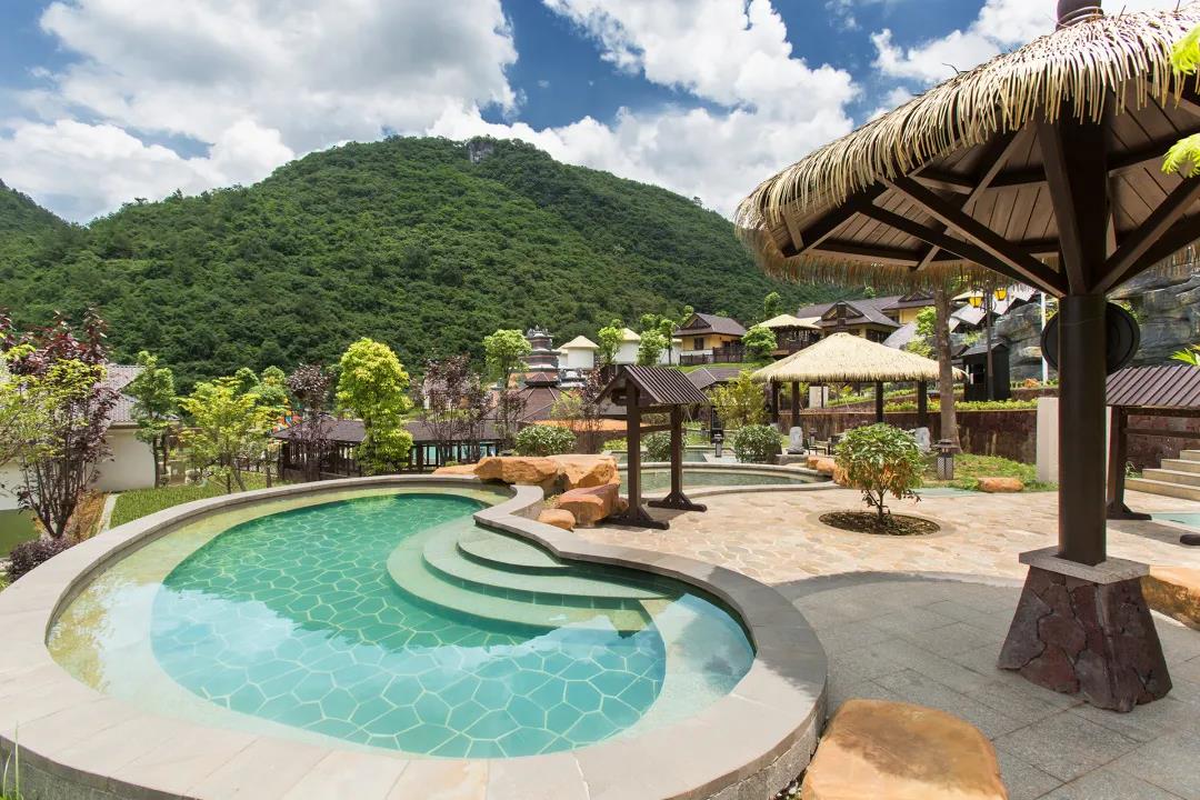 韶关的世外桃源，泡巴厘岛温泉，观小黄果树瀑布，享山景无边泳池