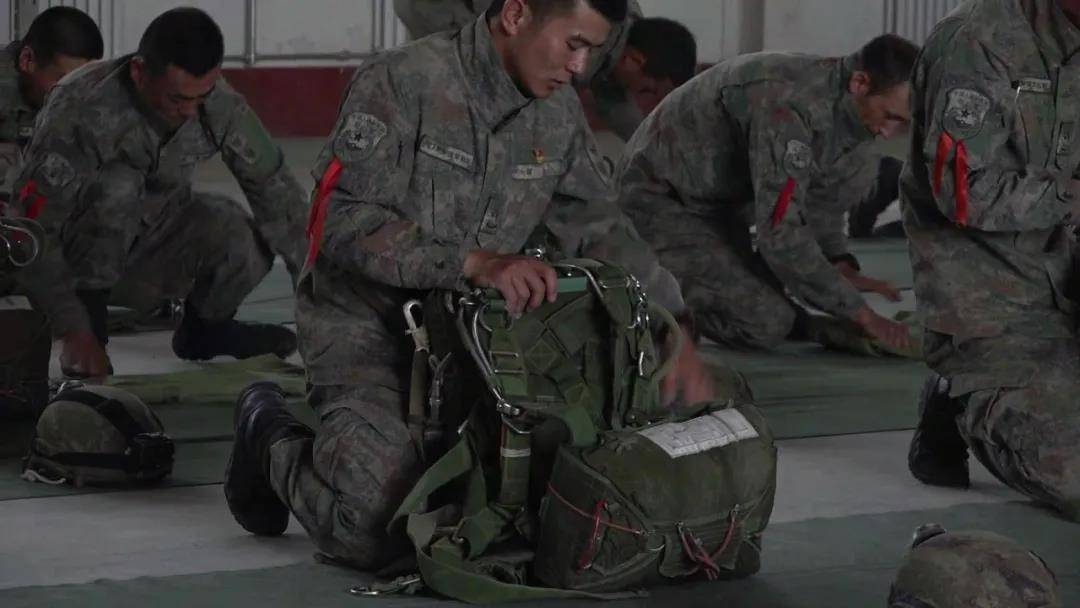 解放军新型单兵战场识别系统,新式星空迷彩单兵装备