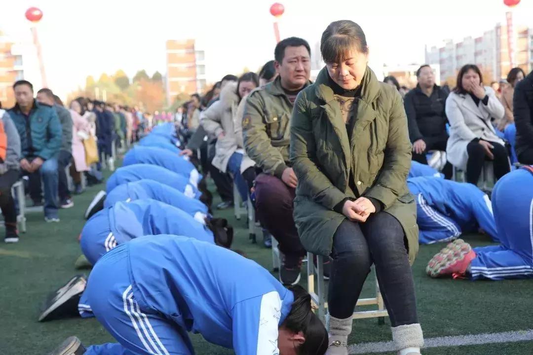 学校学生十跪父母流泪视频,学生跪拜父母哭了