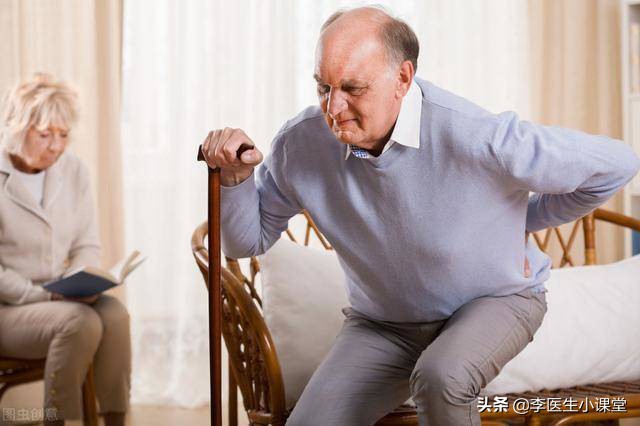 出现这3种症状你被骨质疏松盯上,骨质疏松有哪些症状就要赶快治疗