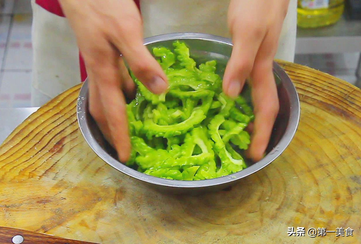 怎样炒苦瓜才能不苦,怎样炒苦瓜好吃又好看窍门