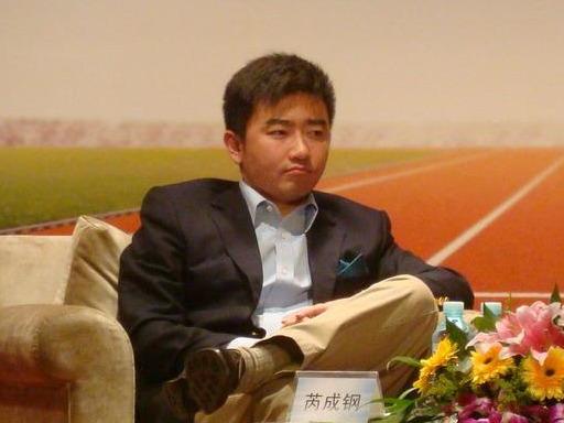 从央视名嘴到阶下囚，芮成钢“被意外死亡”，一手好牌打的稀烂