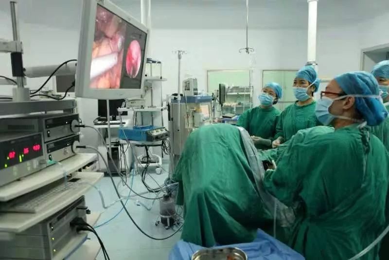 市中心医院为11岁女童实施卵巢畸胎瘤腹腔镜剥除手术