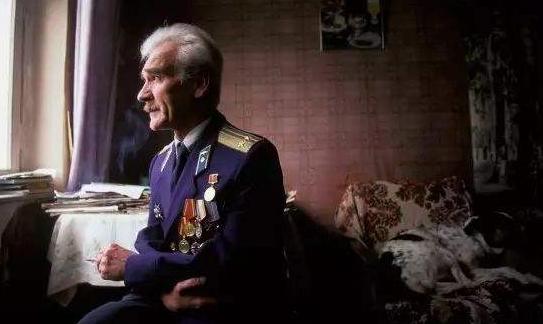 45年前一场惊世危机，他10秒内判断拯救世界，最后却被勒令退休