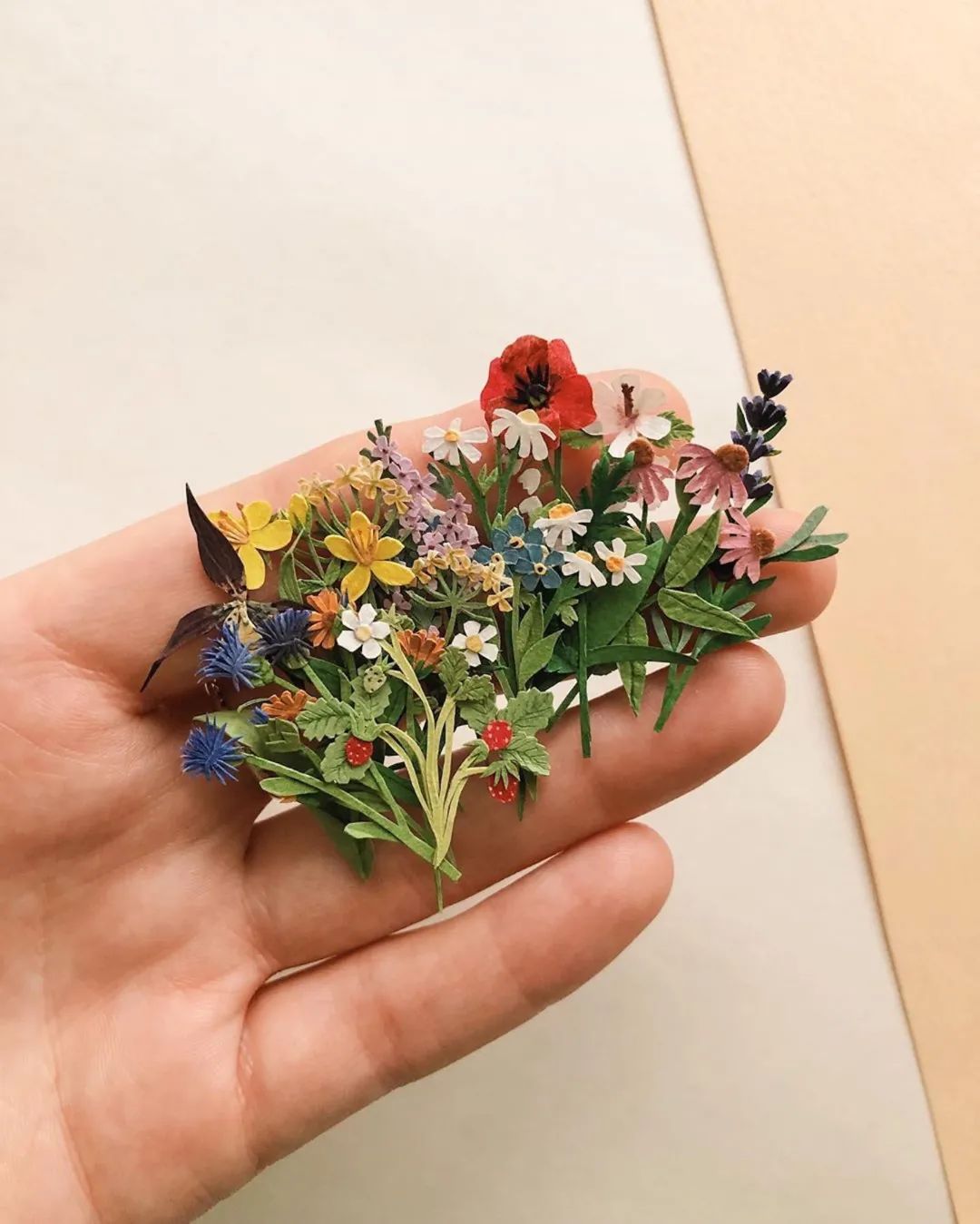 她创作的微型纸花，比鲜花还要贵上几百倍，网友​：好看但不值