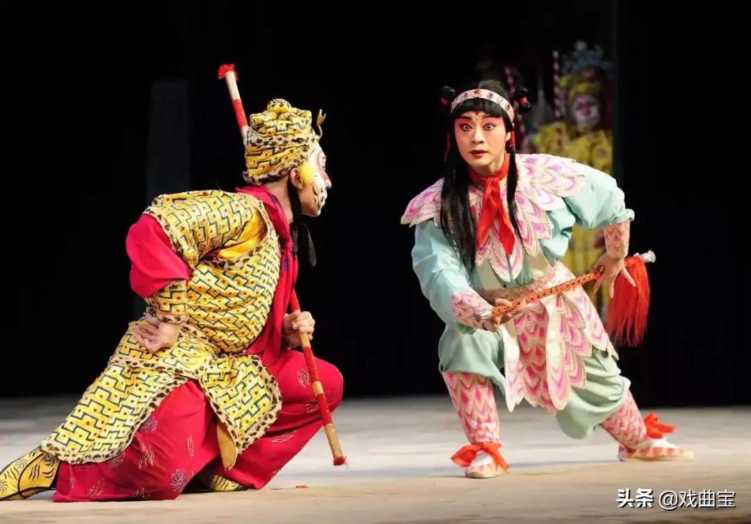 不愧为国粹，京剧服饰可真是太讲究了