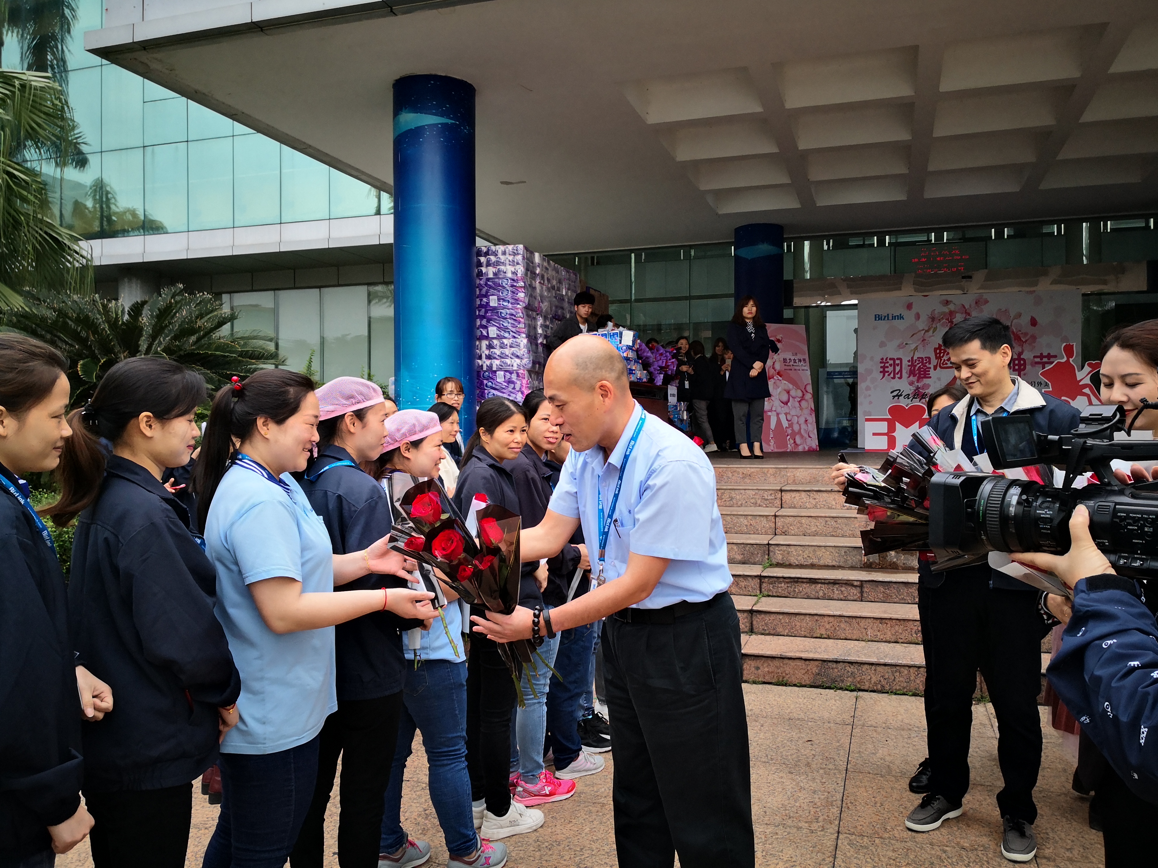 员工感谢公司爱心资助送锦旗,企业送锦旗致谢表真情