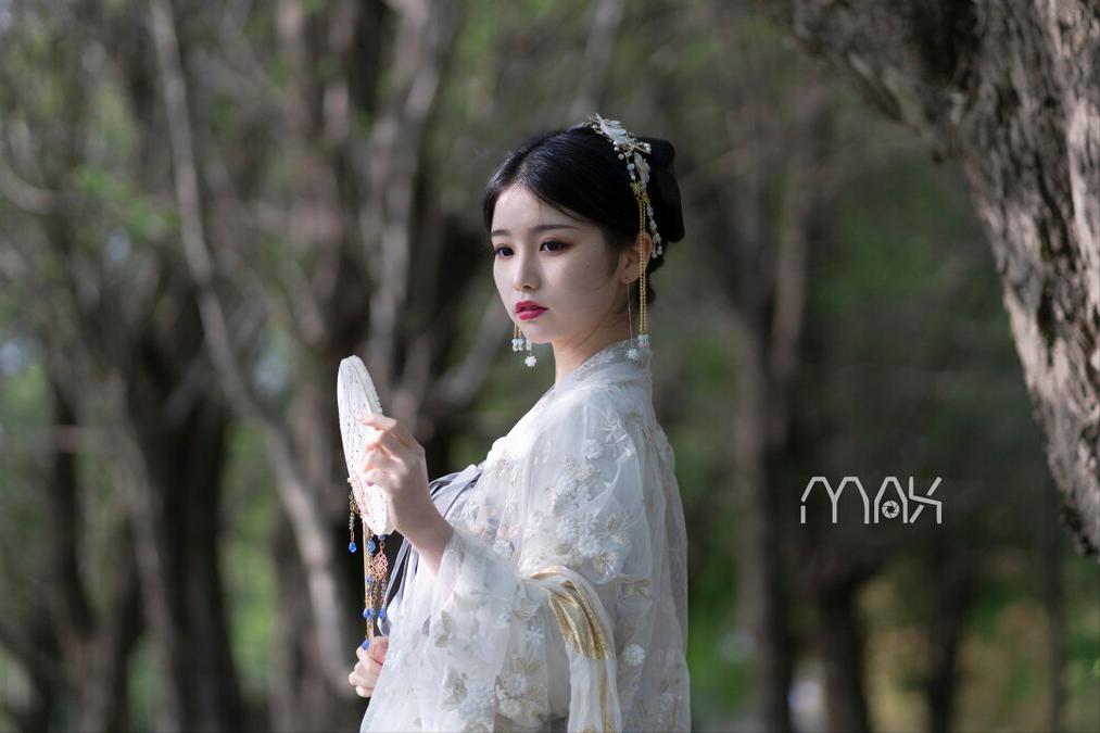 故事：整日嫌恶她的富家公子，将她第一次绣的丑荷包，偷偷藏三年