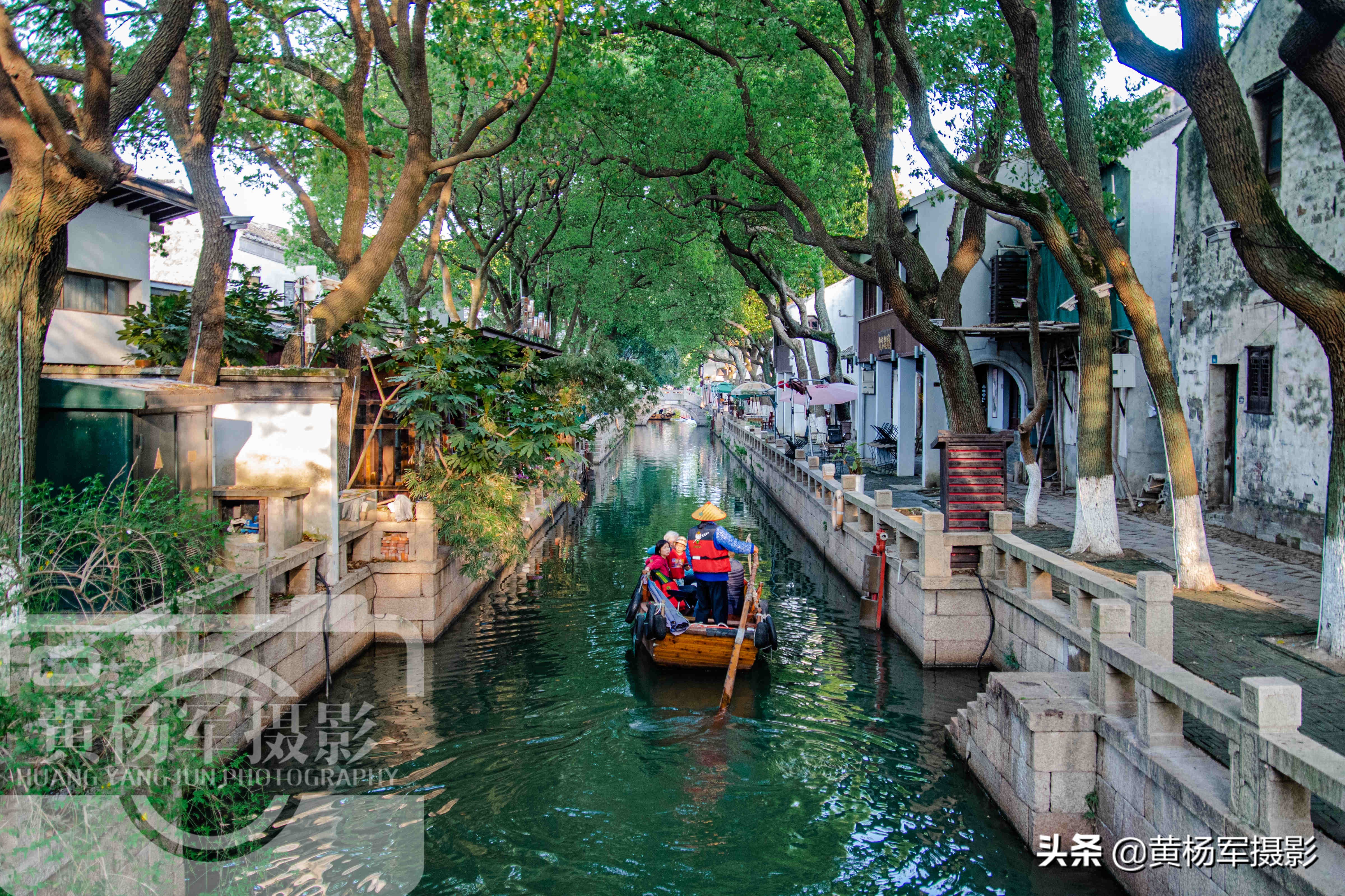 中国最宜居的新一线城市，常住人口为12748262人，环境幽静风景美