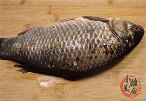 原来刮鱼鳞只用一个“塑料袋”，鱼鳞不乱飞溅，刮得又干净又快