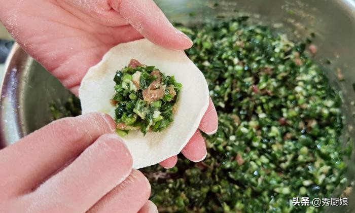 包韭菜馅饺子不出水的小窍门,包韭菜肉馅饺子记住3放2不放