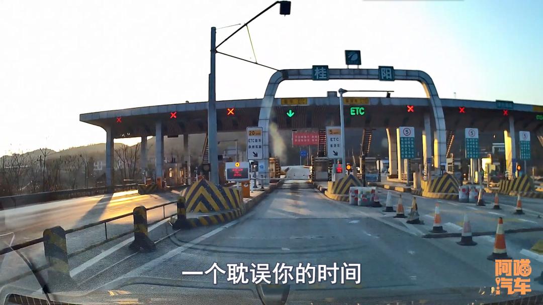 高速免费期间用etc还是人工通道,高速免费期间etc应当怎么走