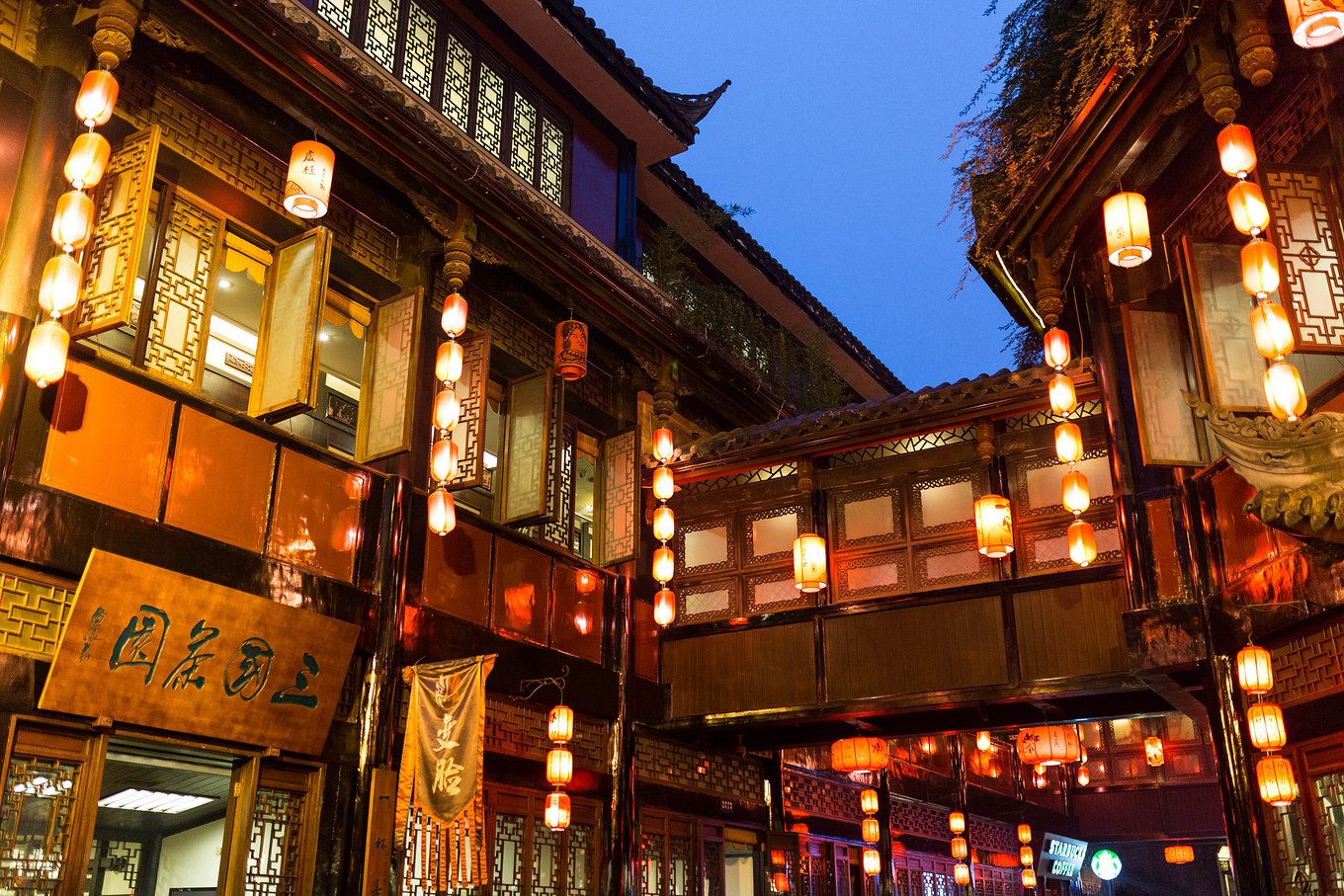 成都旅游最值得去的3个景点，武侯祠看历史，锦里宽窄巷子吃到撑