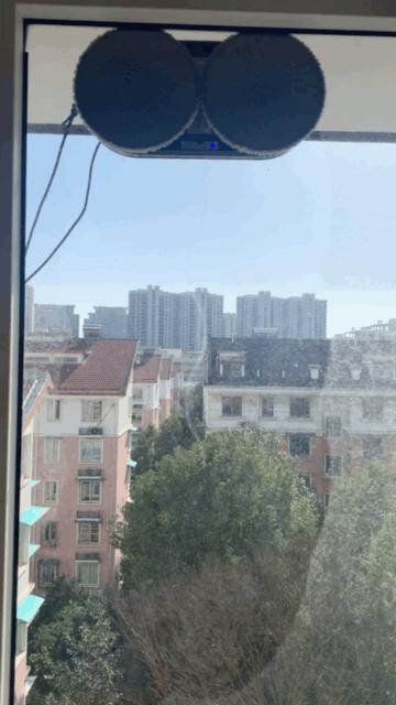 高楼擦玻璃哪种工具最适用,擦窗机器人擦窗技巧