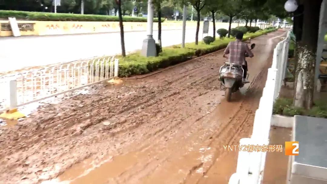约200辆车泡了一整天，路上淤泥堆积难以通行，西市区为何淹积水那么严重？