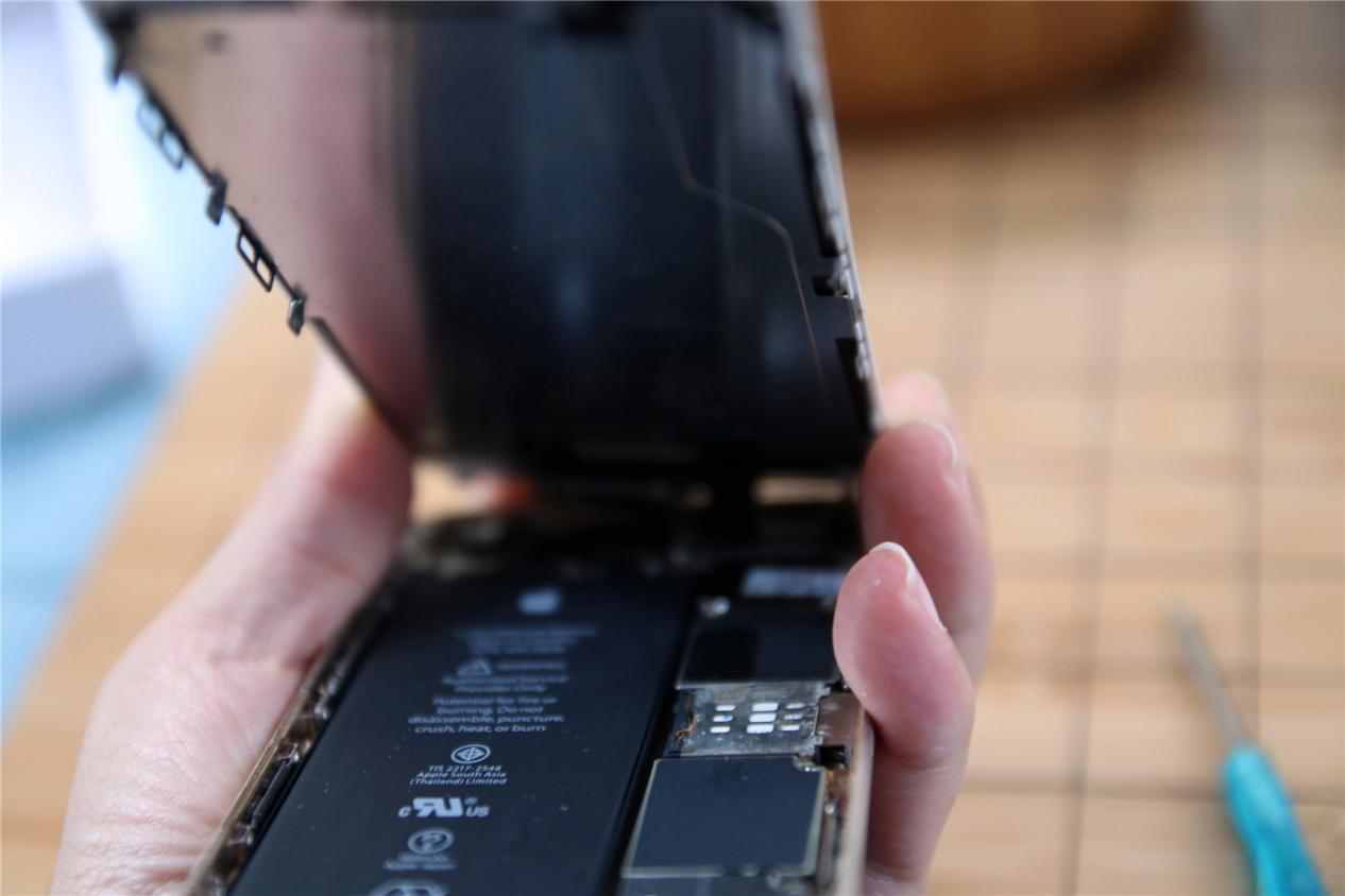 iphone6更换电池推荐,换新电池iphone虚电跳电解决方法
