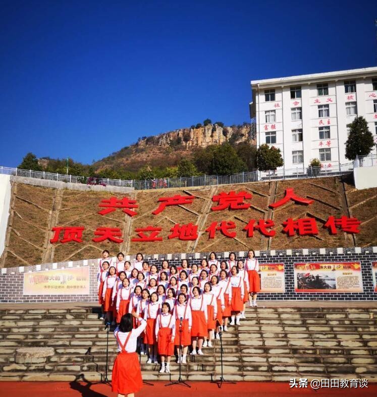 降分录取不搞培优，校长让千名学子走出大山。网友：真正的教育